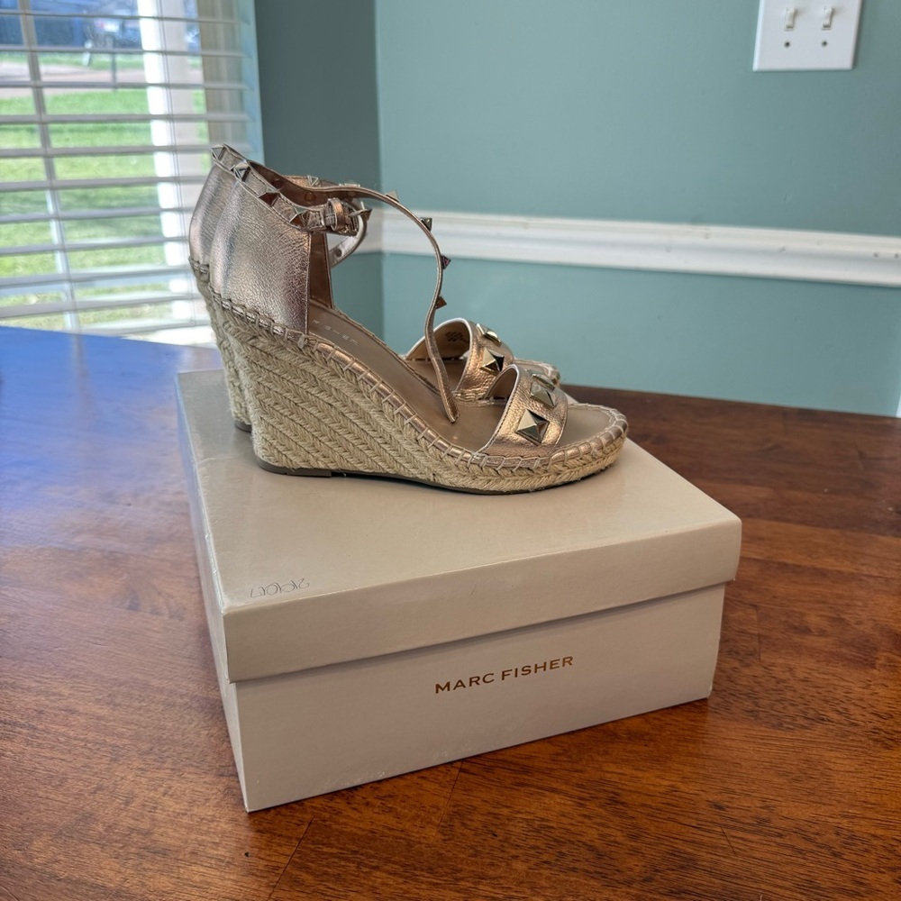Marc Fisher Knoll Gold Leather Metallic Wedge Espadrilles 7.5 Studded sandal